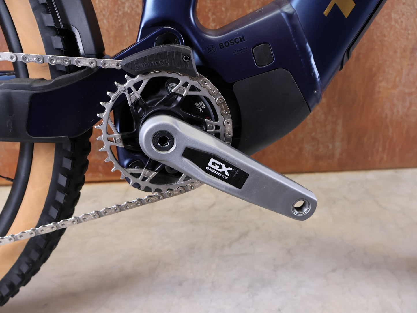 E - Mountainbike von Trek, TREK POWERFLY+ FS 8 GEN 4 / MATTE/GLOSS MULSANNE BLUE / L vor USEDBIKES - OB.DE Hintergrund