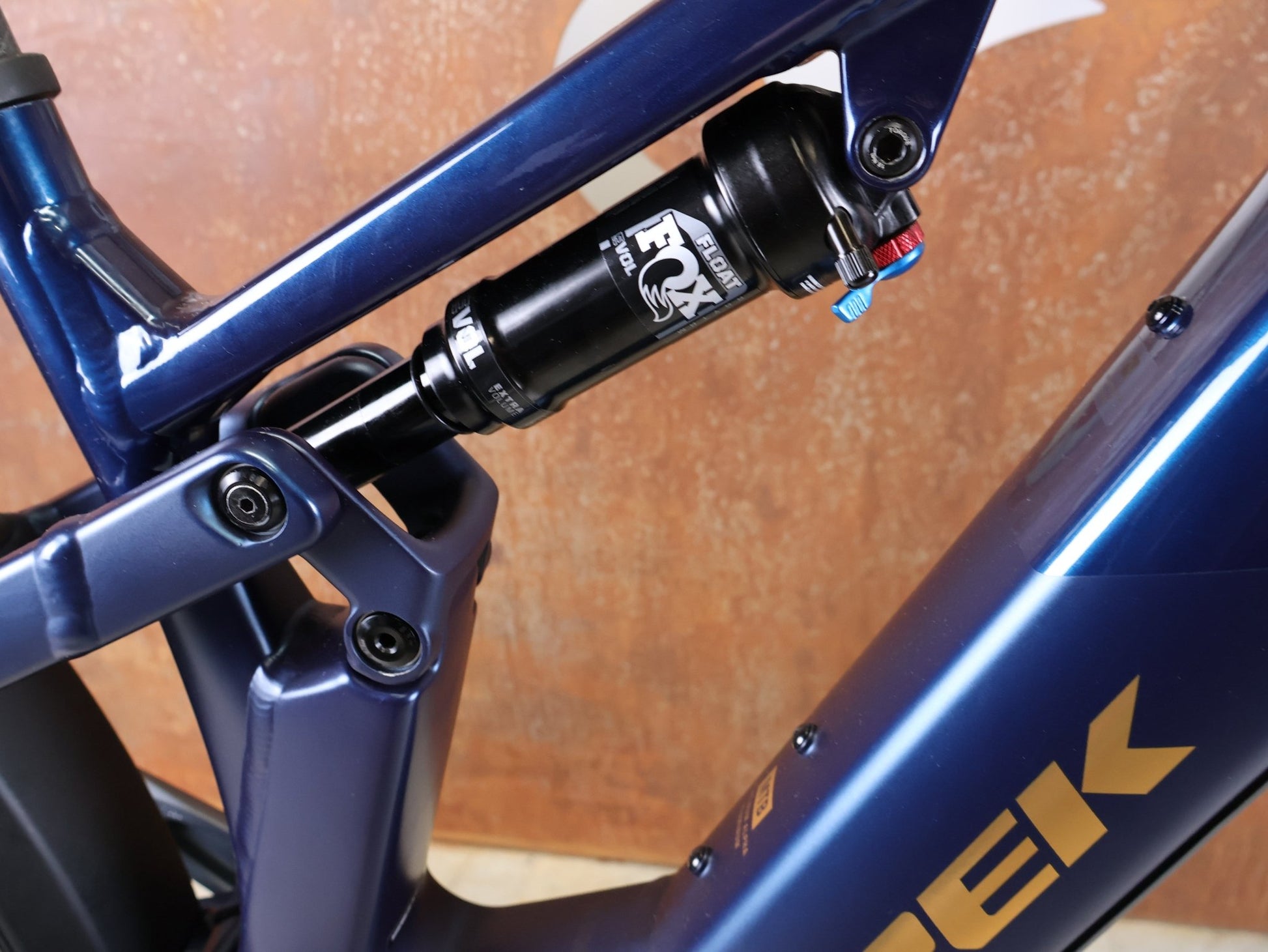 E - Mountainbike von Trek, TREK POWERFLY+ FS 8 GEN 4 / MATTE/GLOSS MULSANNE BLUE / L vor USEDBIKES - OB.DE Hintergrund