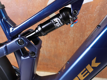 E - Mountainbike von Trek, TREK POWERFLY+ FS 8 GEN 4 / MATTE/GLOSS MULSANNE BLUE / L vor USEDBIKES - OB.DE Hintergrund