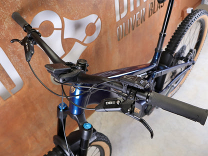 E - Mountainbike von Trek, TREK POWERFLY+ FS 8 GEN 4 / MATTE/GLOSS MULSANNE BLUE / L vor USEDBIKES - OB.DE Hintergrund