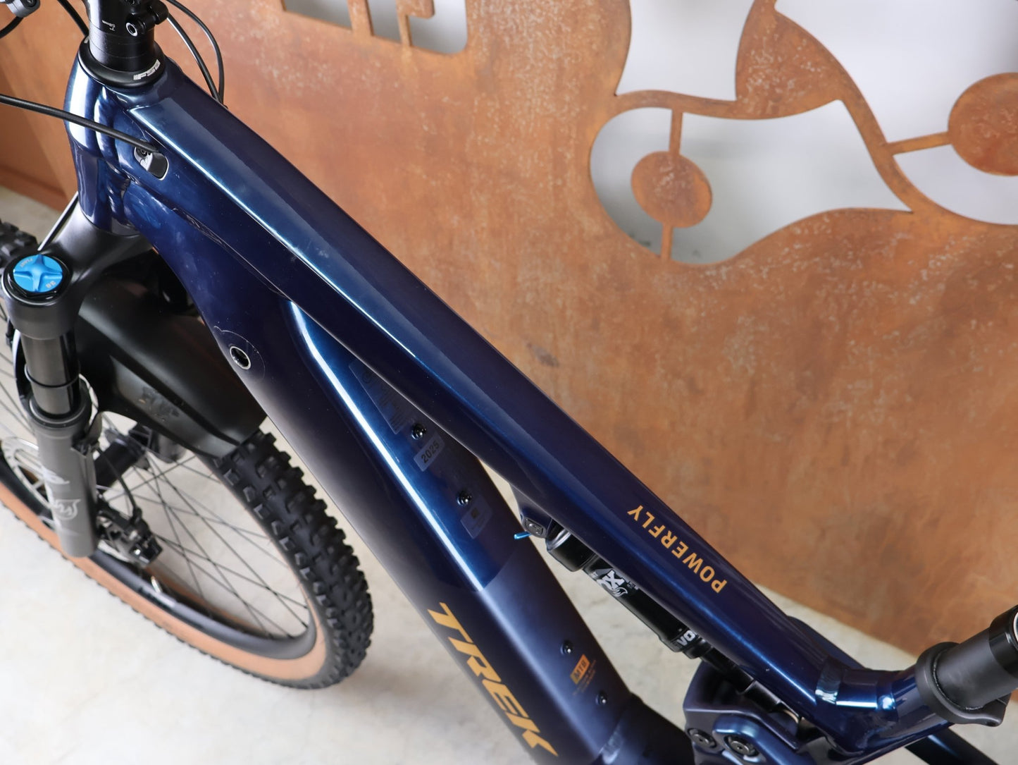 E - Mountainbike von Trek, TREK POWERFLY+ FS 8 GEN 4 / MATTE/GLOSS MULSANNE BLUE / L vor USEDBIKES - OB.DE Hintergrund