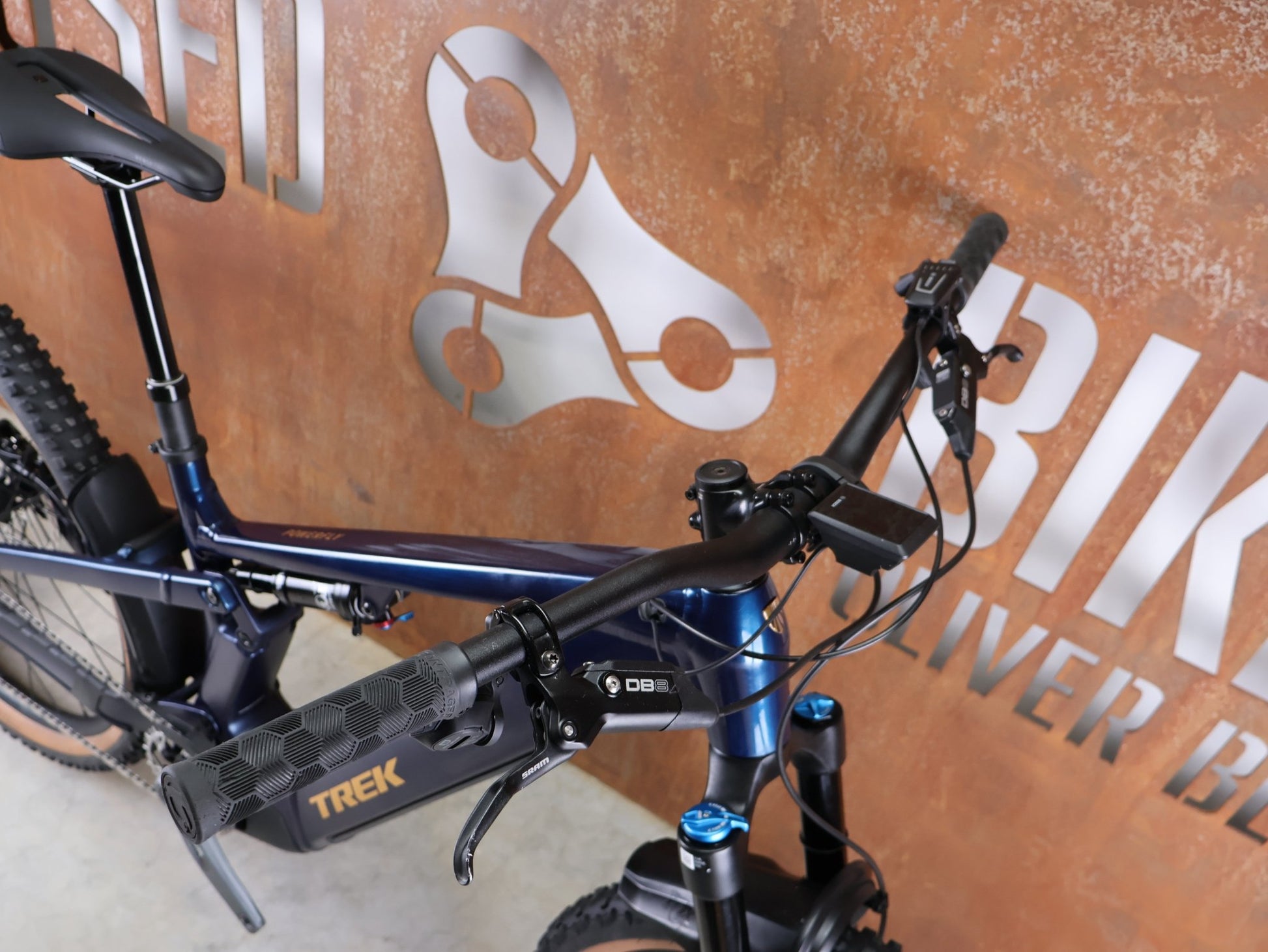 E - Mountainbike von Trek, TREK POWERFLY+ FS 8 GEN 4 / MATTE/GLOSS MULSANNE BLUE / L vor USEDBIKES - OB.DE Hintergrund