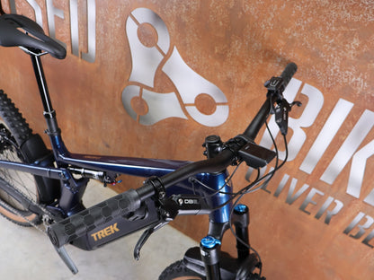 E - Mountainbike von Trek, TREK POWERFLY+ FS 8 GEN 4 / MATTE/GLOSS MULSANNE BLUE / L vor USEDBIKES - OB.DE Hintergrund