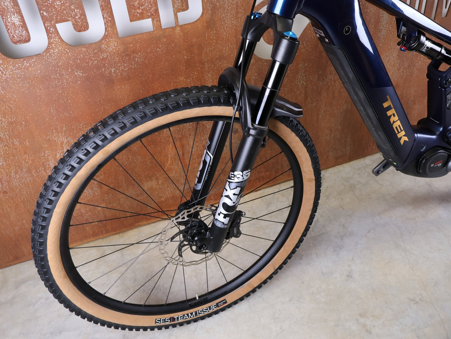 E - Mountainbike von Trek, TREK POWERFLY+ FS 8 GEN 4 / MATTE/GLOSS MULSANNE BLUE / L vor USEDBIKES - OB.DE Hintergrund