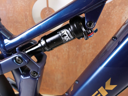 E - Mountainbike von Trek, TREK POWERFLY+ FS 8 GEN 4 / MATTE/GLOSS MULSANNE BLUE / M vor USEDBIKES - OB.DE Hintergrund