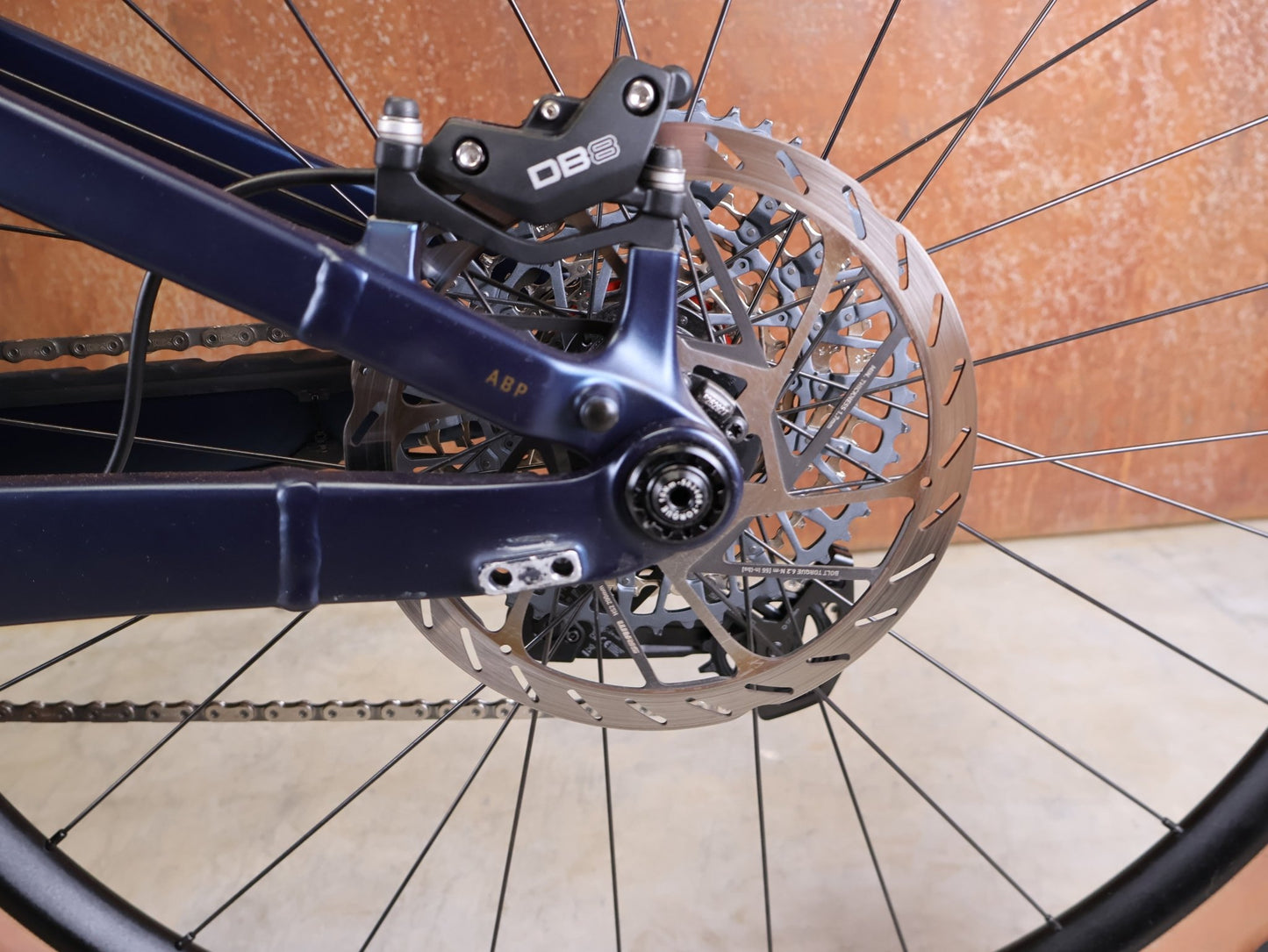 E - Mountainbike von Trek, TREK POWERFLY+ FS 8 GEN 4 / MATTE/GLOSS MULSANNE BLUE / M vor USEDBIKES - OB.DE Hintergrund