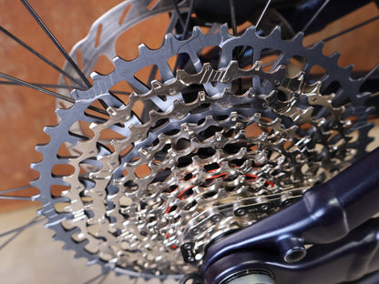 E - Mountainbike von Trek, TREK POWERFLY+ FS 8 GEN 4 / MATTE/GLOSS MULSANNE BLUE / M vor USEDBIKES - OB.DE Hintergrund