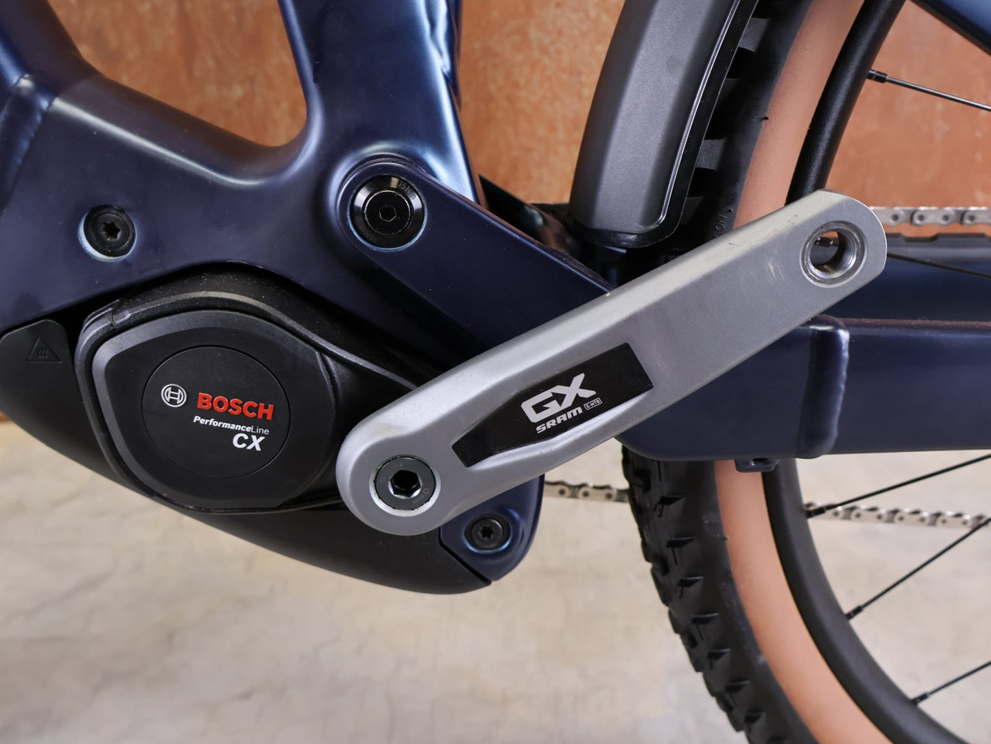 E - Mountainbike von Trek, TREK POWERFLY+ FS 8 GEN 4 / MATTE/GLOSS MULSANNE BLUE / M vor USEDBIKES - OB.DE Hintergrund