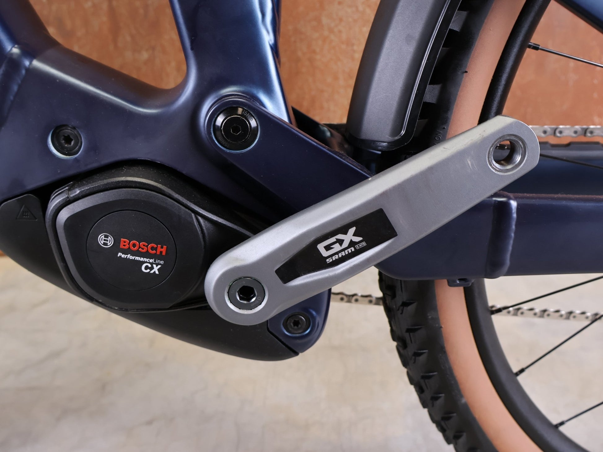 E - Mountainbike von Trek, TREK POWERFLY+ FS 8 GEN 4 / MATTE/GLOSS MULSANNE BLUE / M vor USEDBIKES - OB.DE Hintergrund