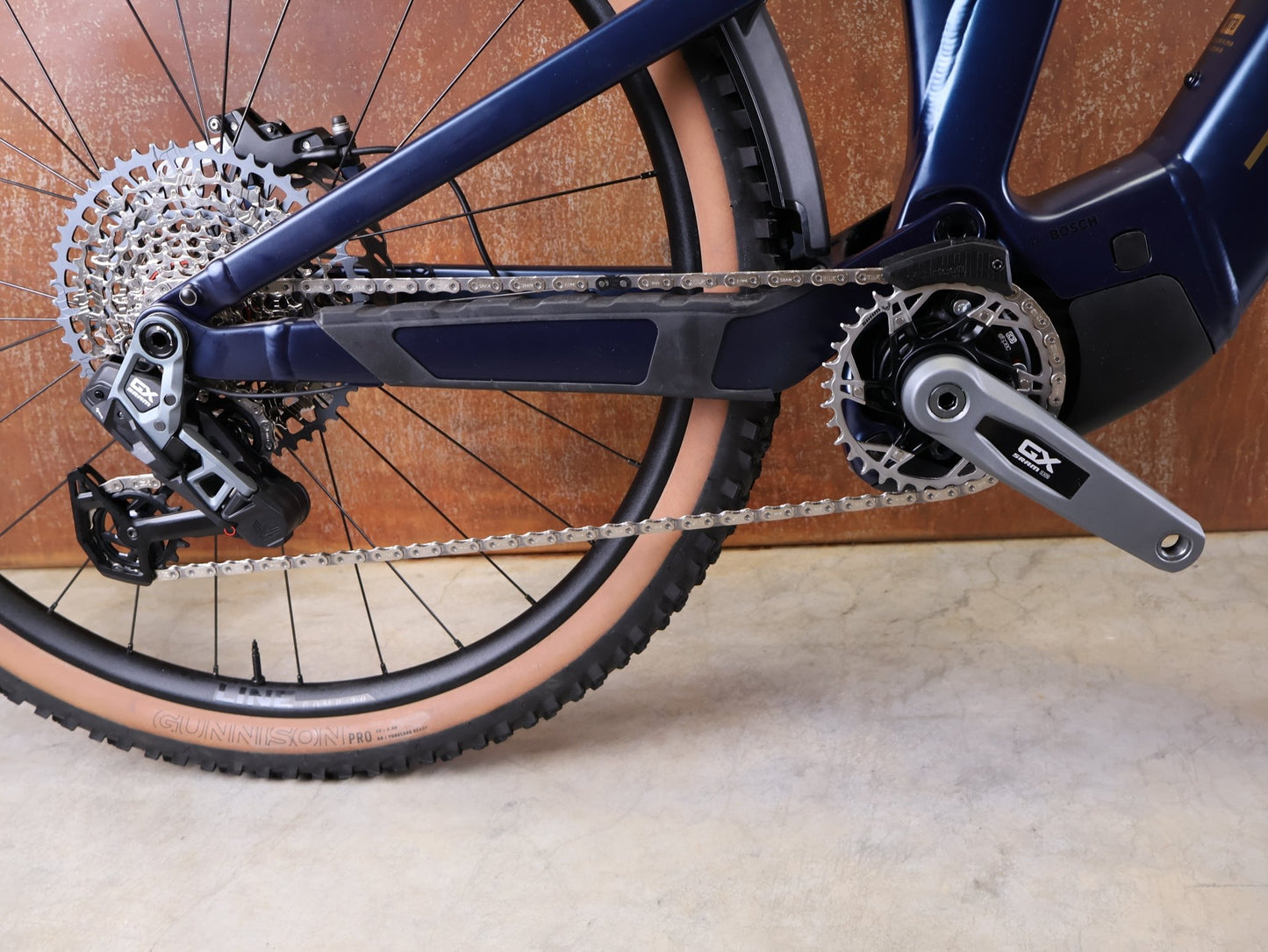 E - Mountainbike von Trek, TREK POWERFLY+ FS 8 GEN 4 / MATTE/GLOSS MULSANNE BLUE / M vor USEDBIKES - OB.DE Hintergrund