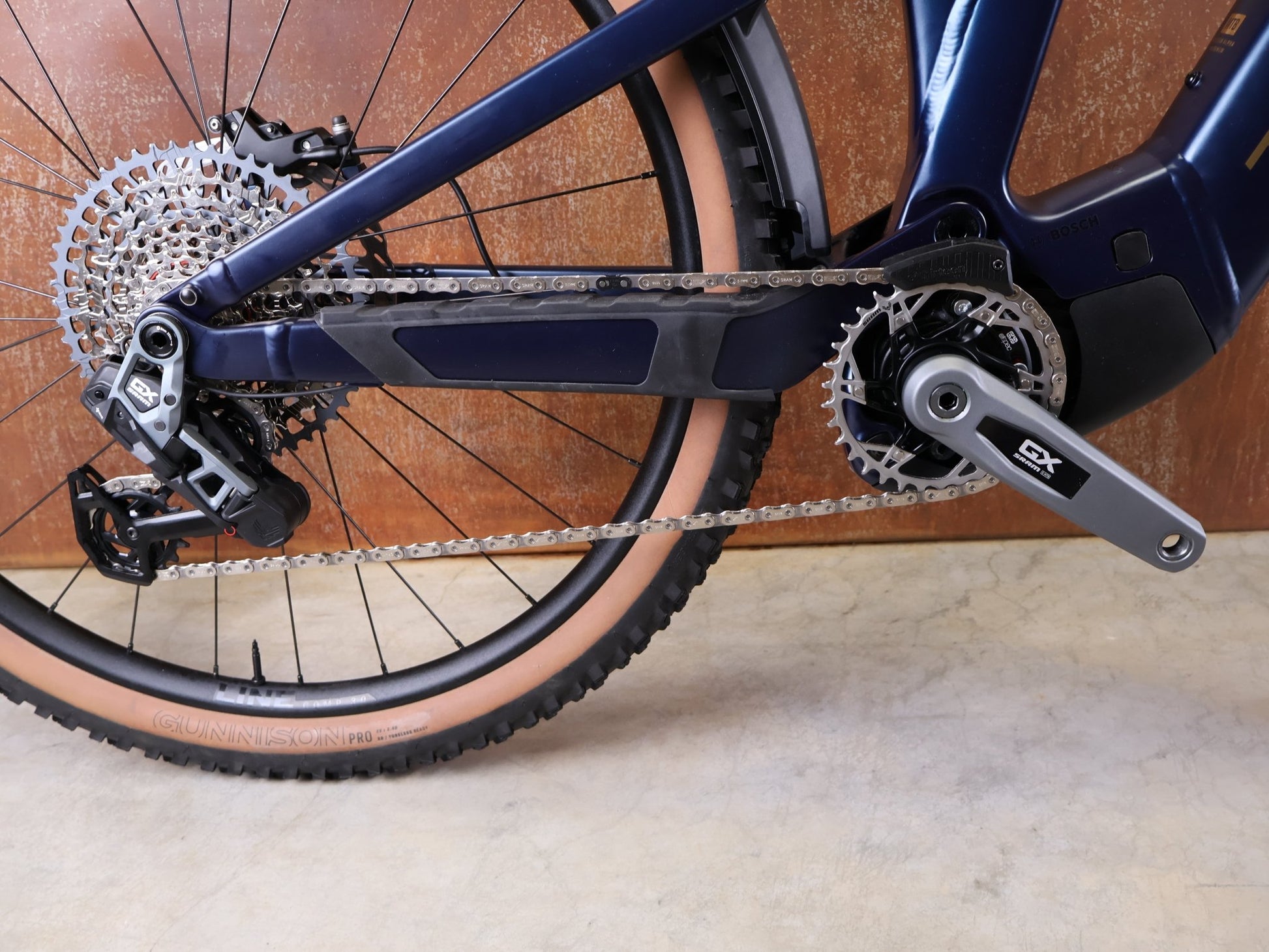 E - Mountainbike von Trek, TREK POWERFLY+ FS 8 GEN 4 / MATTE/GLOSS MULSANNE BLUE / M vor USEDBIKES - OB.DE Hintergrund