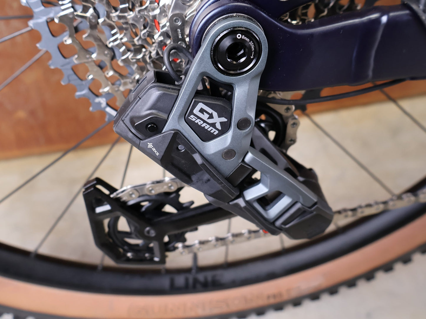 E - Mountainbike von Trek, TREK POWERFLY+ FS 8 GEN 4 / MATTE/GLOSS MULSANNE BLUE / M vor USEDBIKES - OB.DE Hintergrund