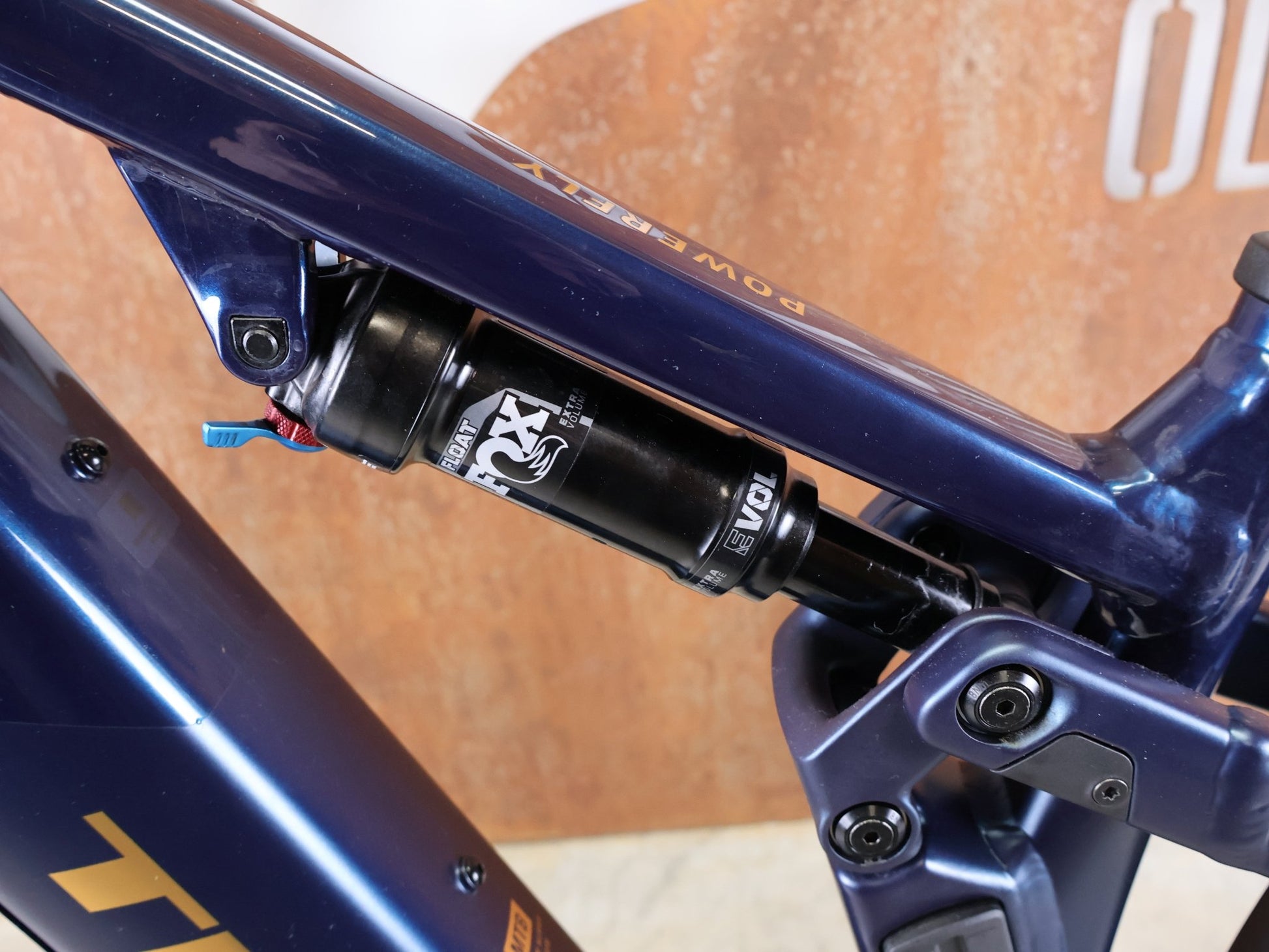 E - Mountainbike von Trek, TREK POWERFLY+ FS 8 GEN 4 / MATTE/GLOSS MULSANNE BLUE / M vor USEDBIKES - OB.DE Hintergrund