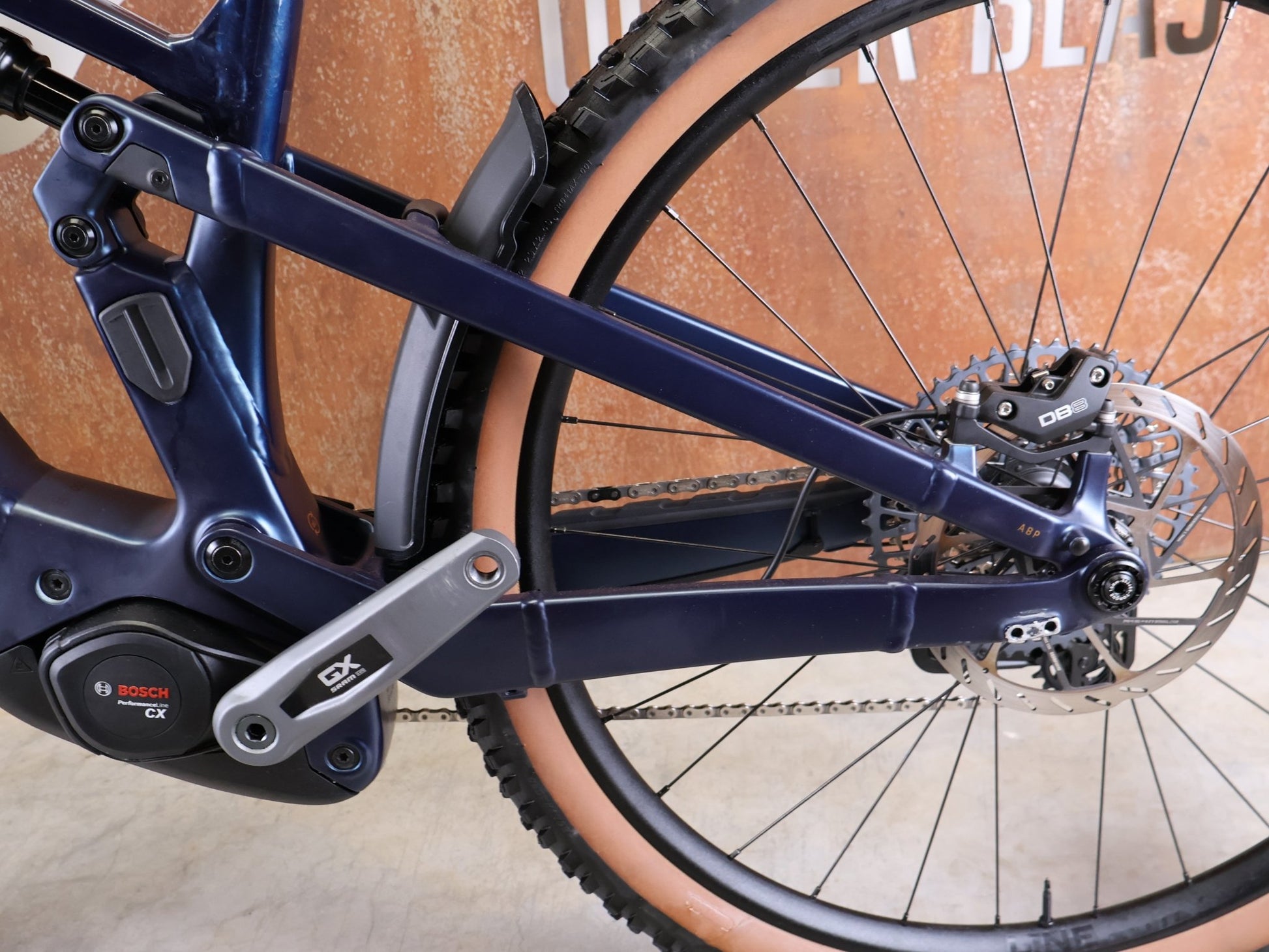 E - Mountainbike von Trek, TREK POWERFLY+ FS 8 GEN 4 / MATTE/GLOSS MULSANNE BLUE / M vor USEDBIKES - OB.DE Hintergrund