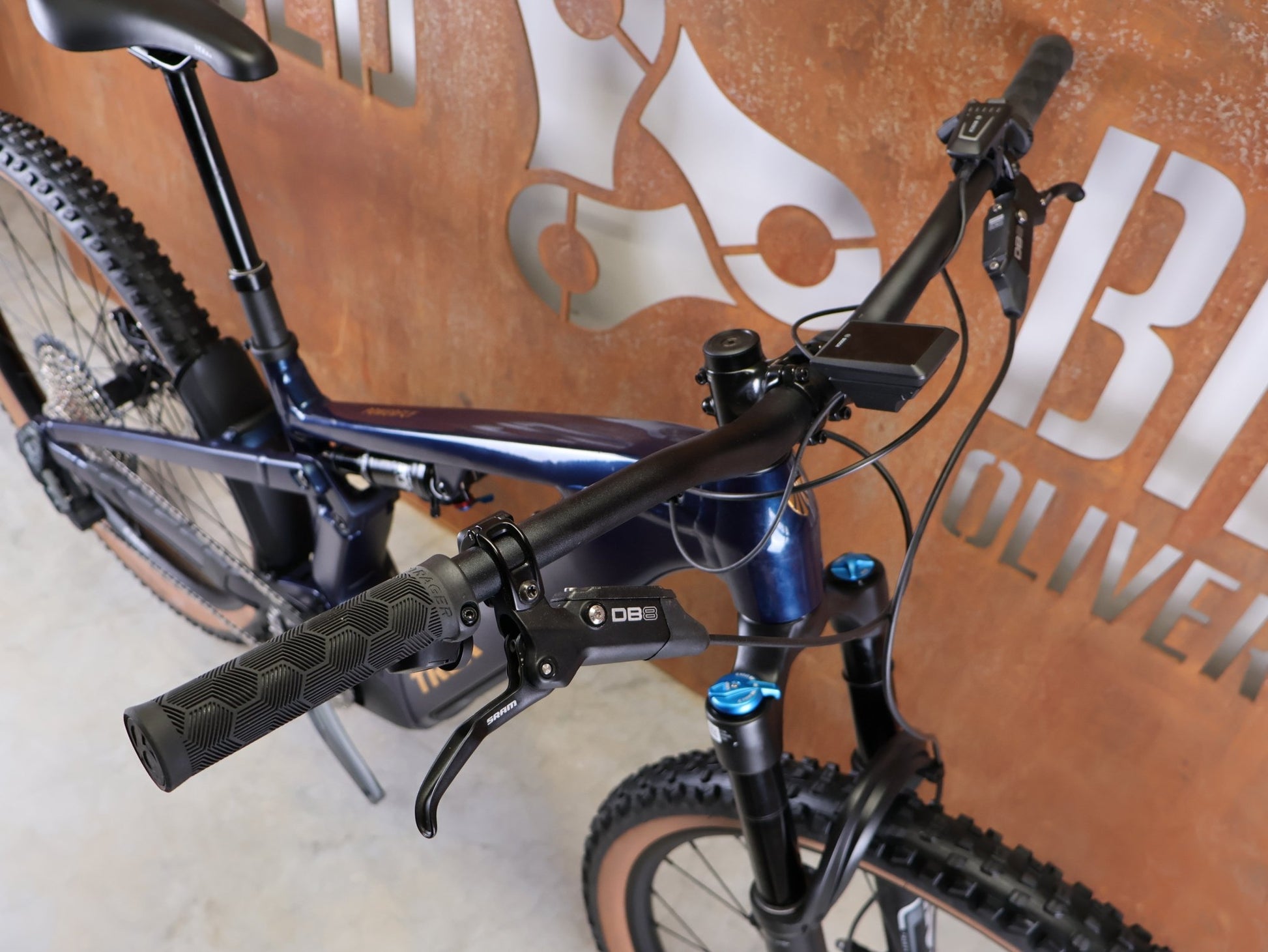 E - Mountainbike von Trek, TREK POWERFLY+ FS 8 GEN 4 / MATTE/GLOSS MULSANNE BLUE / M vor USEDBIKES - OB.DE Hintergrund