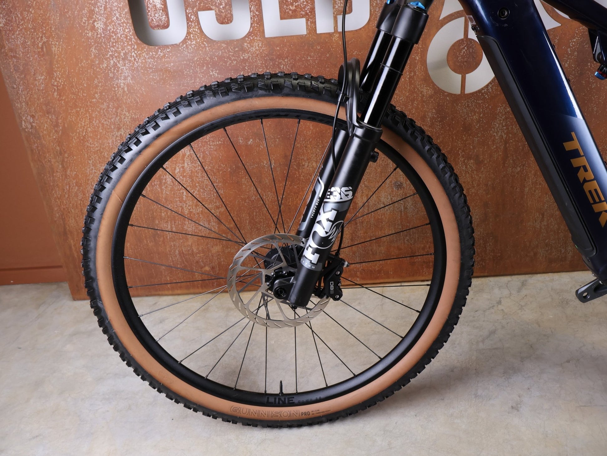 E - Mountainbike von Trek, TREK POWERFLY+ FS 8 GEN 4 / MATTE/GLOSS MULSANNE BLUE / M vor USEDBIKES - OB.DE Hintergrund