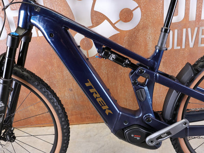 E - Mountainbike von Trek, TREK POWERFLY+ FS 8 GEN 4 / MATTE/GLOSS MULSANNE BLUE / M vor USEDBIKES - OB.DE Hintergrund