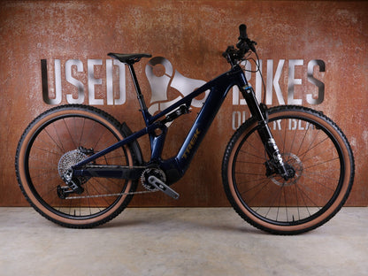 E - Mountainbike von Trek, TREK POWERFLY+ FS 8 GEN 4 / MATTE/GLOSS MULSANNE BLUE / M vor USEDBIKES - OB.DE Hintergrund