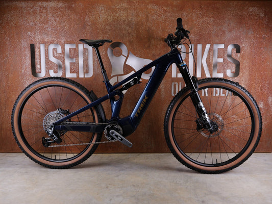 E - Mountainbike von Trek, TREK POWERFLY+ FS 8 GEN 4 / MATTE/GLOSS MULSANNE BLUE / M vor USEDBIKES - OB.DE Hintergrund