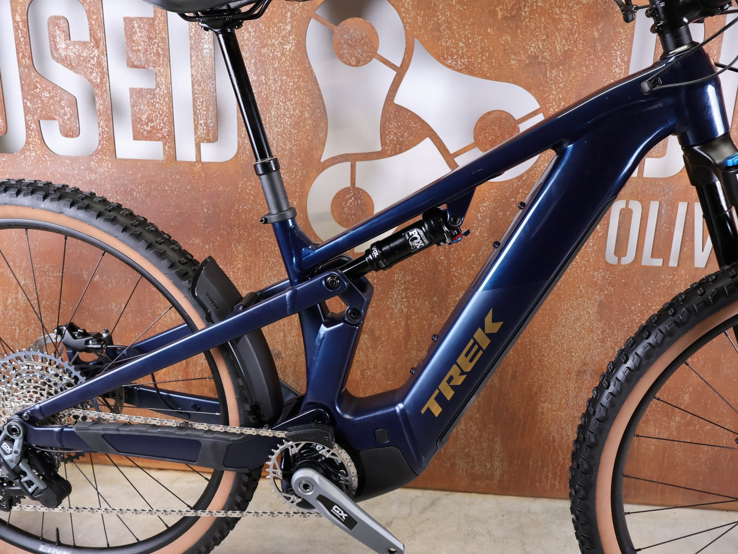 E - Mountainbike von Trek, TREK POWERFLY+ FS 8 GEN 4 / MATTE/GLOSS MULSANNE BLUE / M vor USEDBIKES - OB.DE Hintergrund