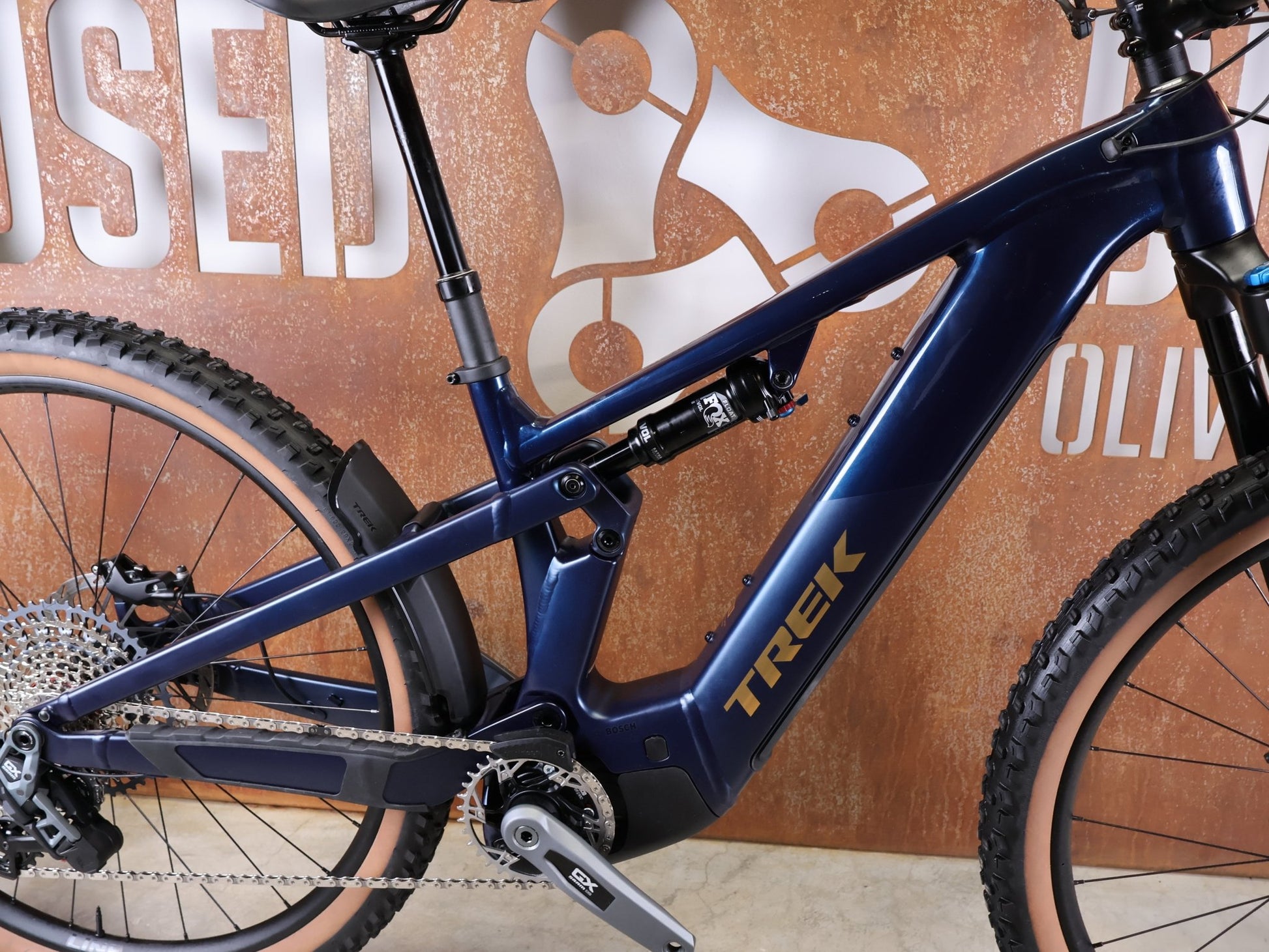 E - Mountainbike von Trek, TREK POWERFLY+ FS 8 GEN 4 / MATTE/GLOSS MULSANNE BLUE / M vor USEDBIKES - OB.DE Hintergrund