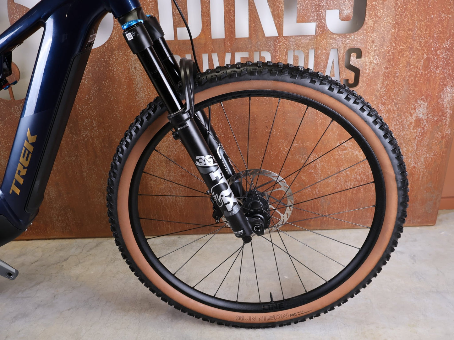 E - Mountainbike von Trek, TREK POWERFLY+ FS 8 GEN 4 / MATTE/GLOSS MULSANNE BLUE / M vor USEDBIKES - OB.DE Hintergrund