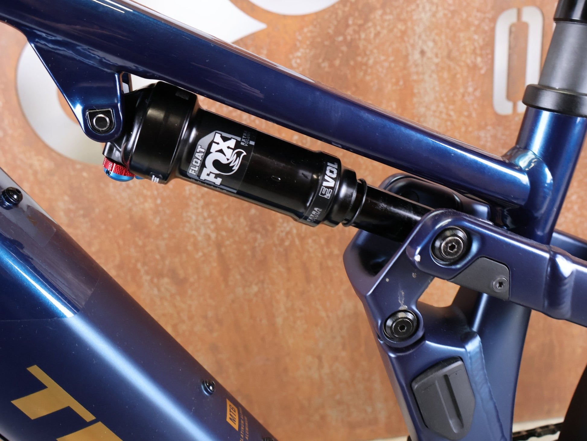 E - Mountainbike von Trek, TREK POWERFLY+ FS 8 GEN 4 / MATTE/GLOSS MULSANNE BLUE / S vor USEDBIKES - OB.DE Hintergrund