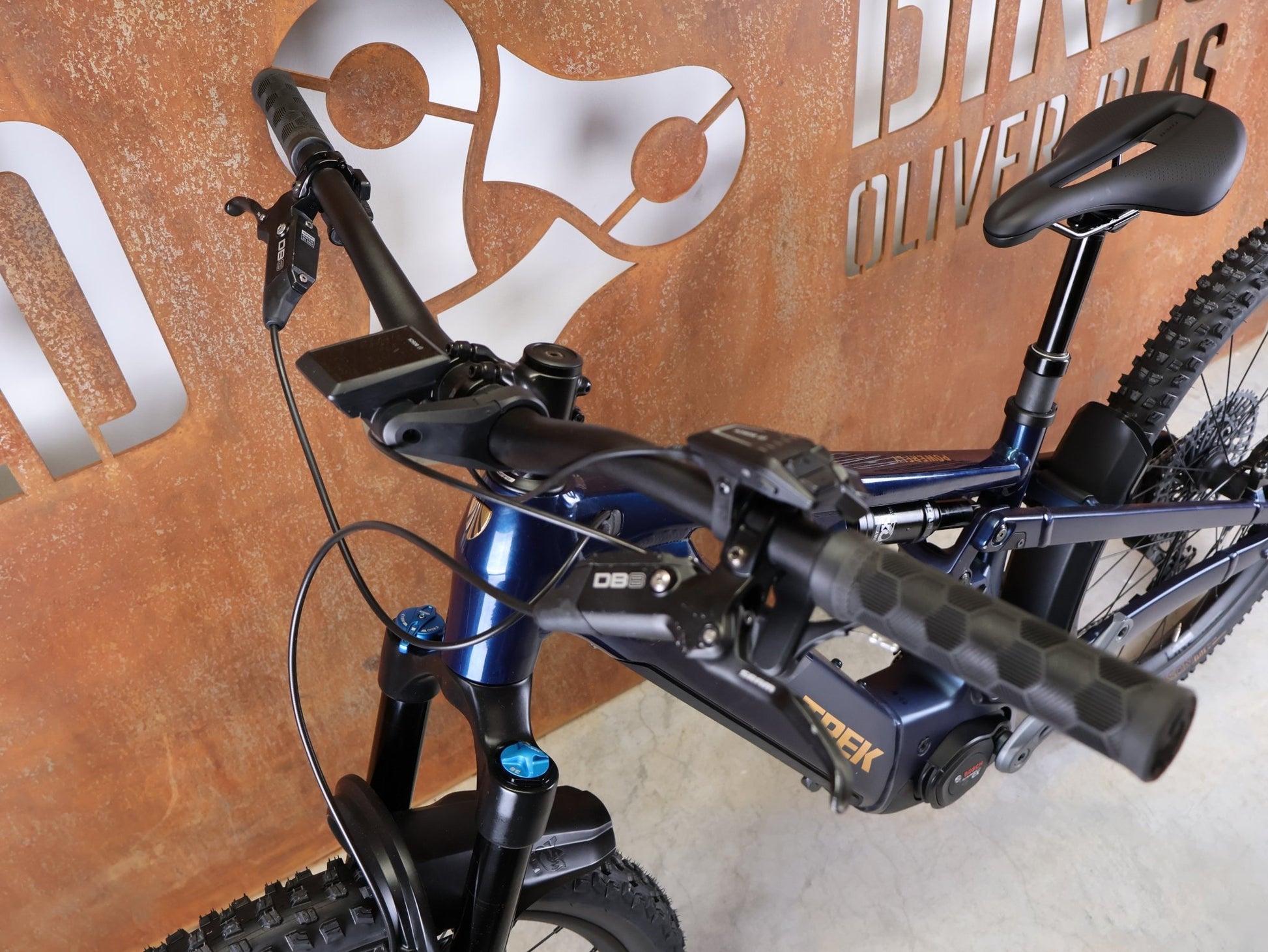 E - Mountainbike von Trek, TREK POWERFLY+ FS 8 GEN 4 / MATTE/GLOSS MULSANNE BLUE / S vor USEDBIKES - OB.DE Hintergrund