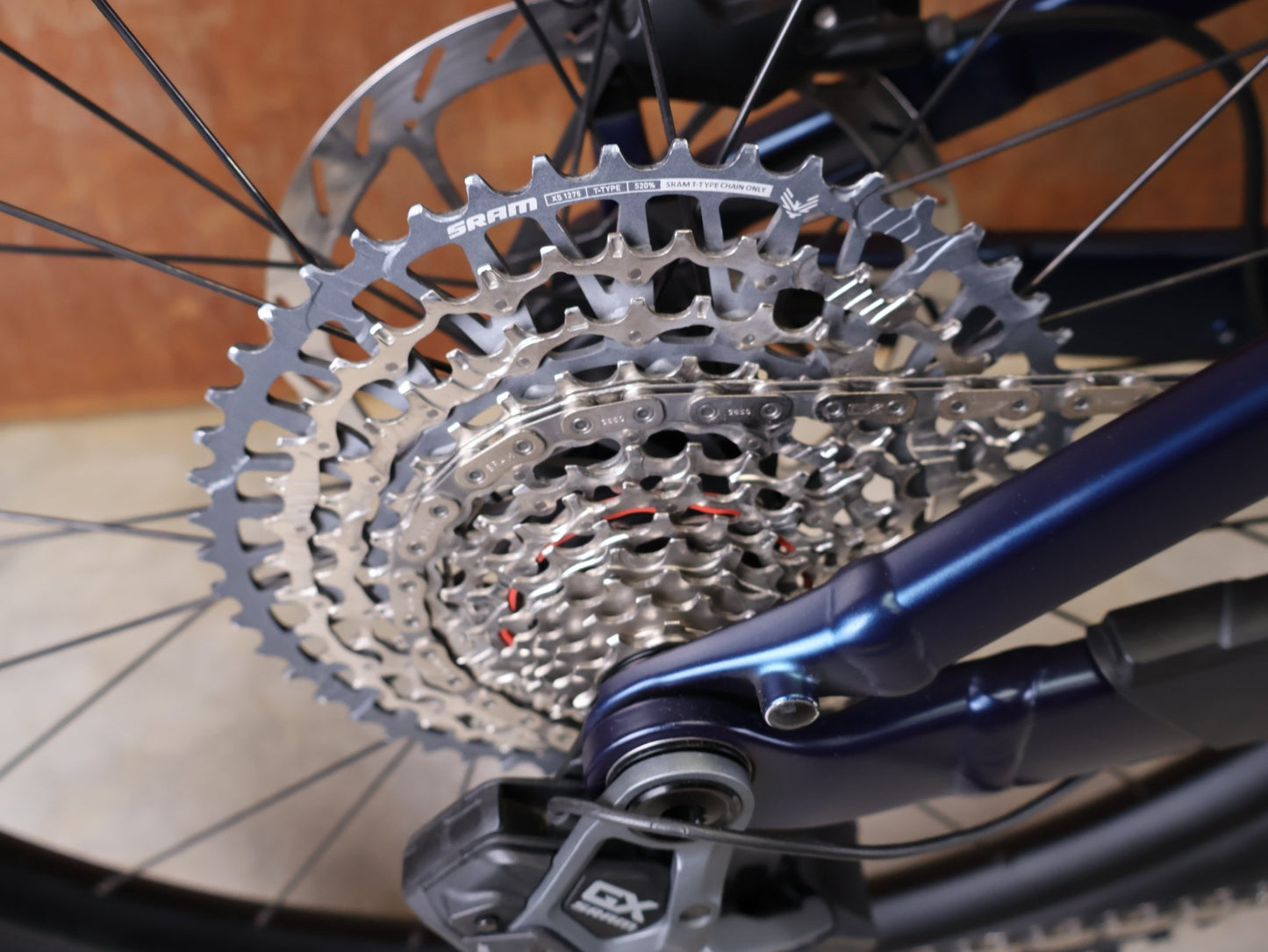 E - Mountainbike von Trek, TREK POWERFLY+ FS 8 GEN 4 / MATTE/GLOSS MULSANNE BLUE / S vor USEDBIKES - OB.DE Hintergrund