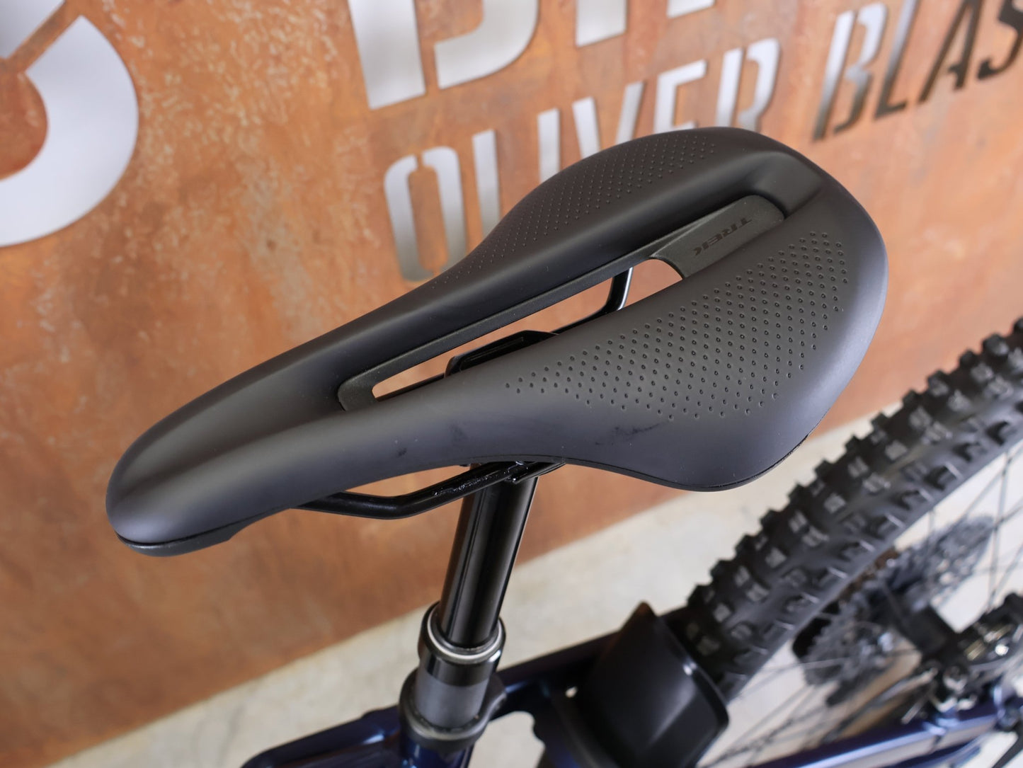 E - Mountainbike von Trek, TREK POWERFLY+ FS 8 GEN 4 / MATTE/GLOSS MULSANNE BLUE / S vor USEDBIKES - OB.DE Hintergrund