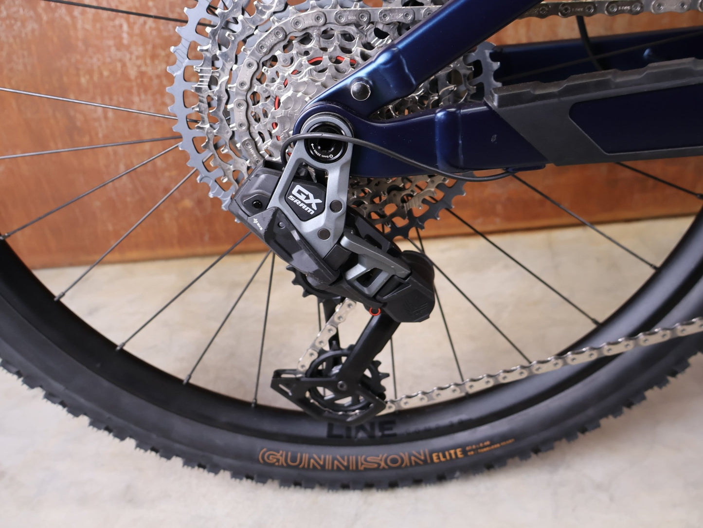 E - Mountainbike von Trek, TREK POWERFLY+ FS 8 GEN 4 / MATTE/GLOSS MULSANNE BLUE / S vor USEDBIKES - OB.DE Hintergrund