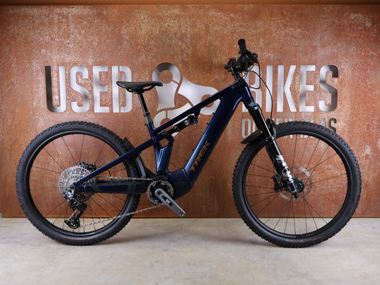 E - Mountainbike von Trek, TREK POWERFLY+ FS 8 GEN 4 / MATTE/GLOSS MULSANNE BLUE / S vor USEDBIKES - OB.DE Hintergrund