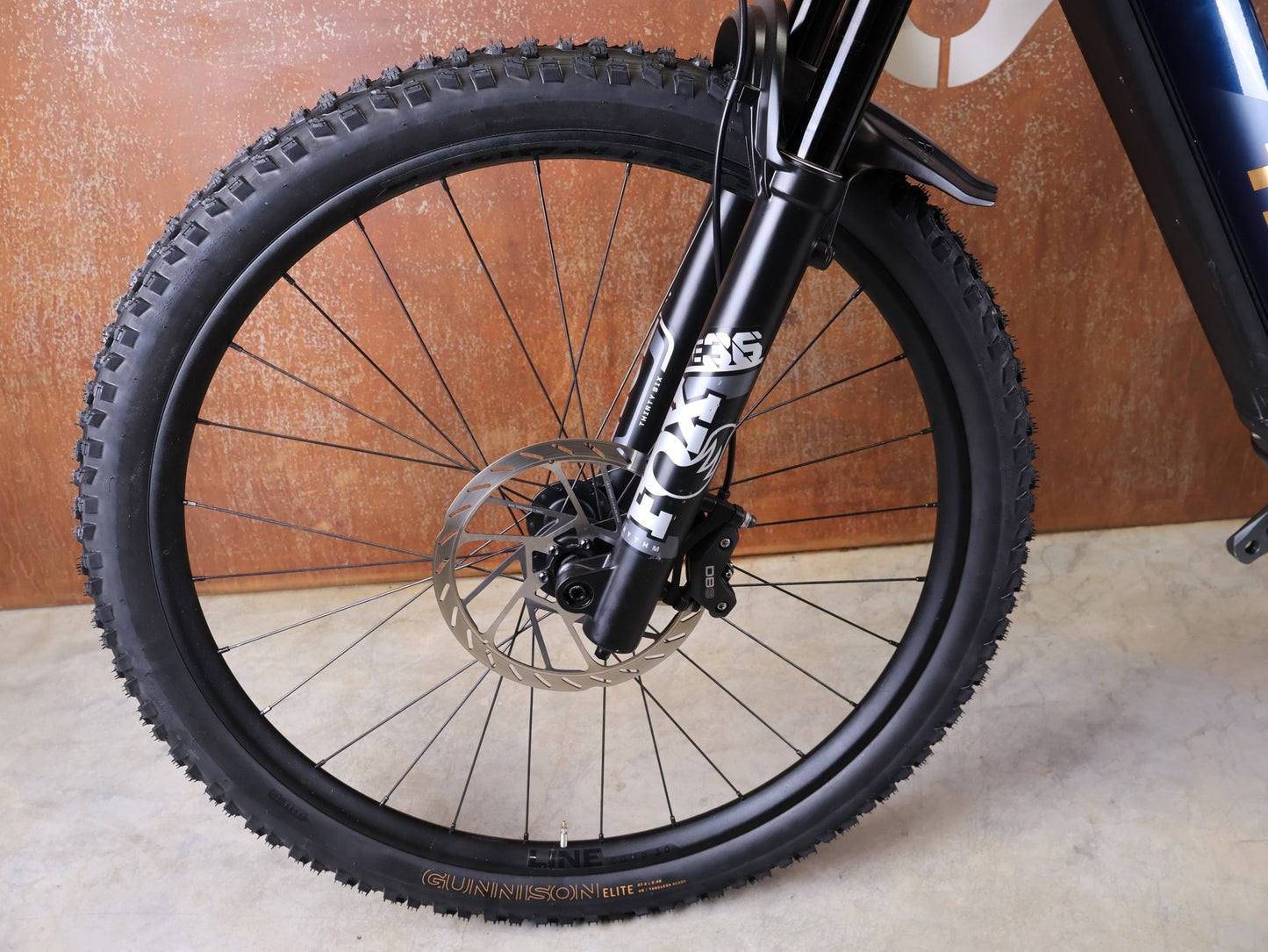 E - Mountainbike von Trek, TREK POWERFLY+ FS 8 GEN 4 / MATTE/GLOSS MULSANNE BLUE / S vor USEDBIKES - OB.DE Hintergrund