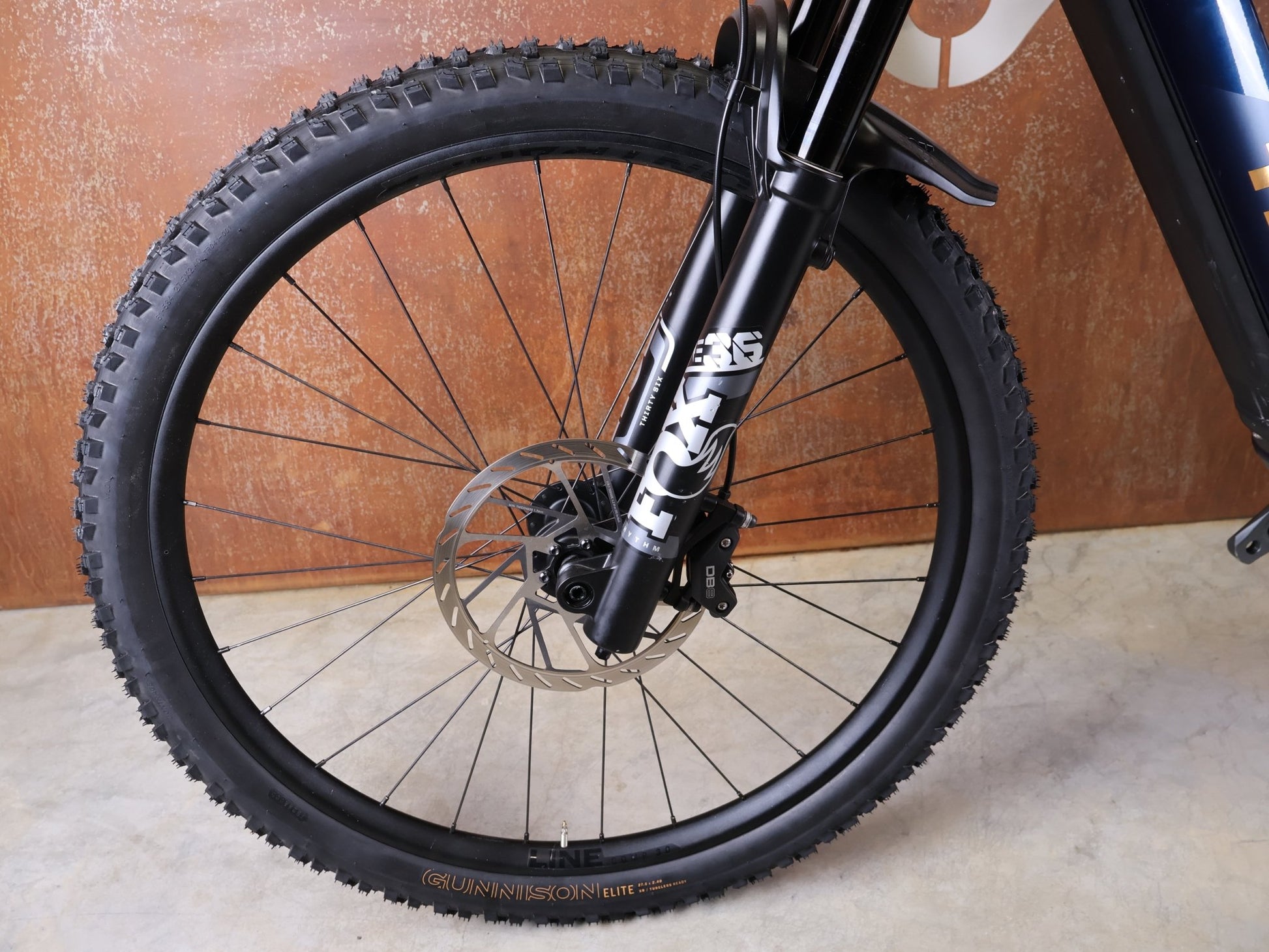 E - Mountainbike von Trek, TREK POWERFLY+ FS 8 GEN 4 / MATTE/GLOSS MULSANNE BLUE / S vor USEDBIKES - OB.DE Hintergrund