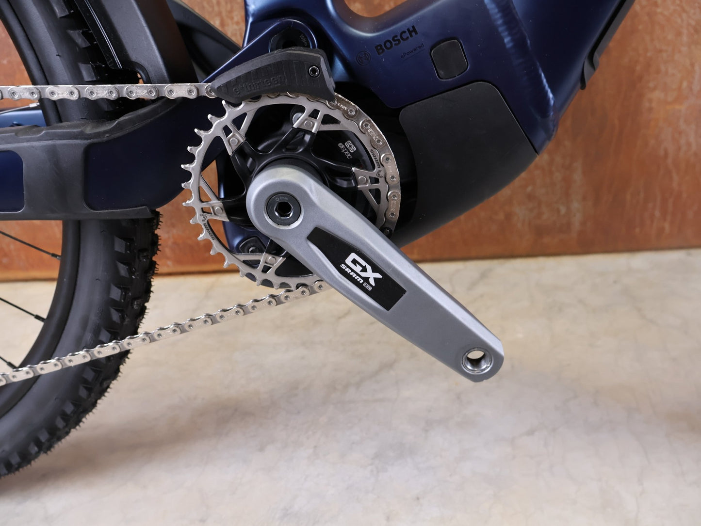 E - Mountainbike von Trek, TREK POWERFLY+ FS 8 GEN 4 / MATTE/GLOSS MULSANNE BLUE / S vor USEDBIKES - OB.DE Hintergrund