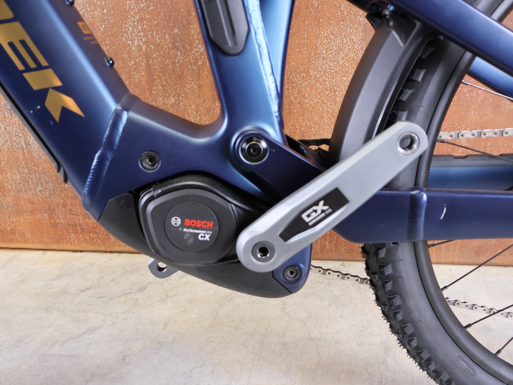 E - Mountainbike von Trek, TREK POWERFLY+ FS 8 GEN 4 / MATTE/GLOSS MULSANNE BLUE / S vor USEDBIKES - OB.DE Hintergrund