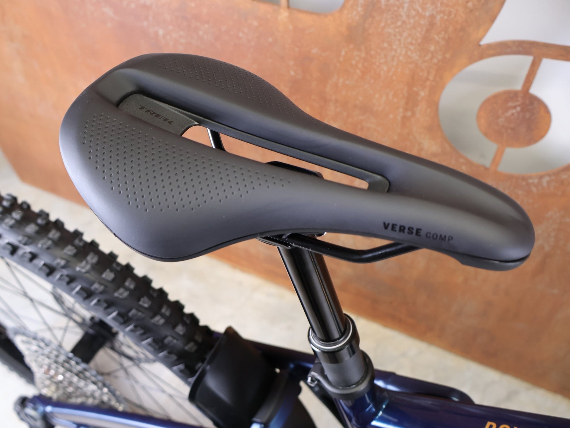 E - Mountainbike von Trek, TREK POWERFLY+ FS 8 GEN 4 / MATTE/GLOSS MULSANNE BLUE / S vor USEDBIKES - OB.DE Hintergrund