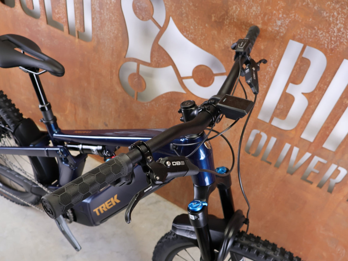 E - Mountainbike von Trek, TREK POWERFLY+ FS 8 GEN 4 / MATTE/GLOSS MULSANNE BLUE / S vor USEDBIKES - OB.DE Hintergrund