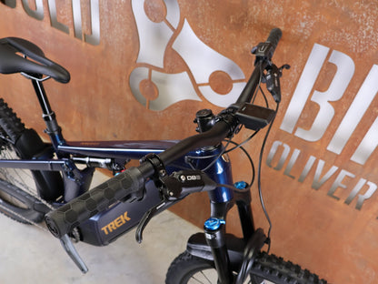 E - Mountainbike von Trek, TREK POWERFLY+ FS 8 GEN 4 / MATTE/GLOSS MULSANNE BLUE / S vor USEDBIKES - OB.DE Hintergrund