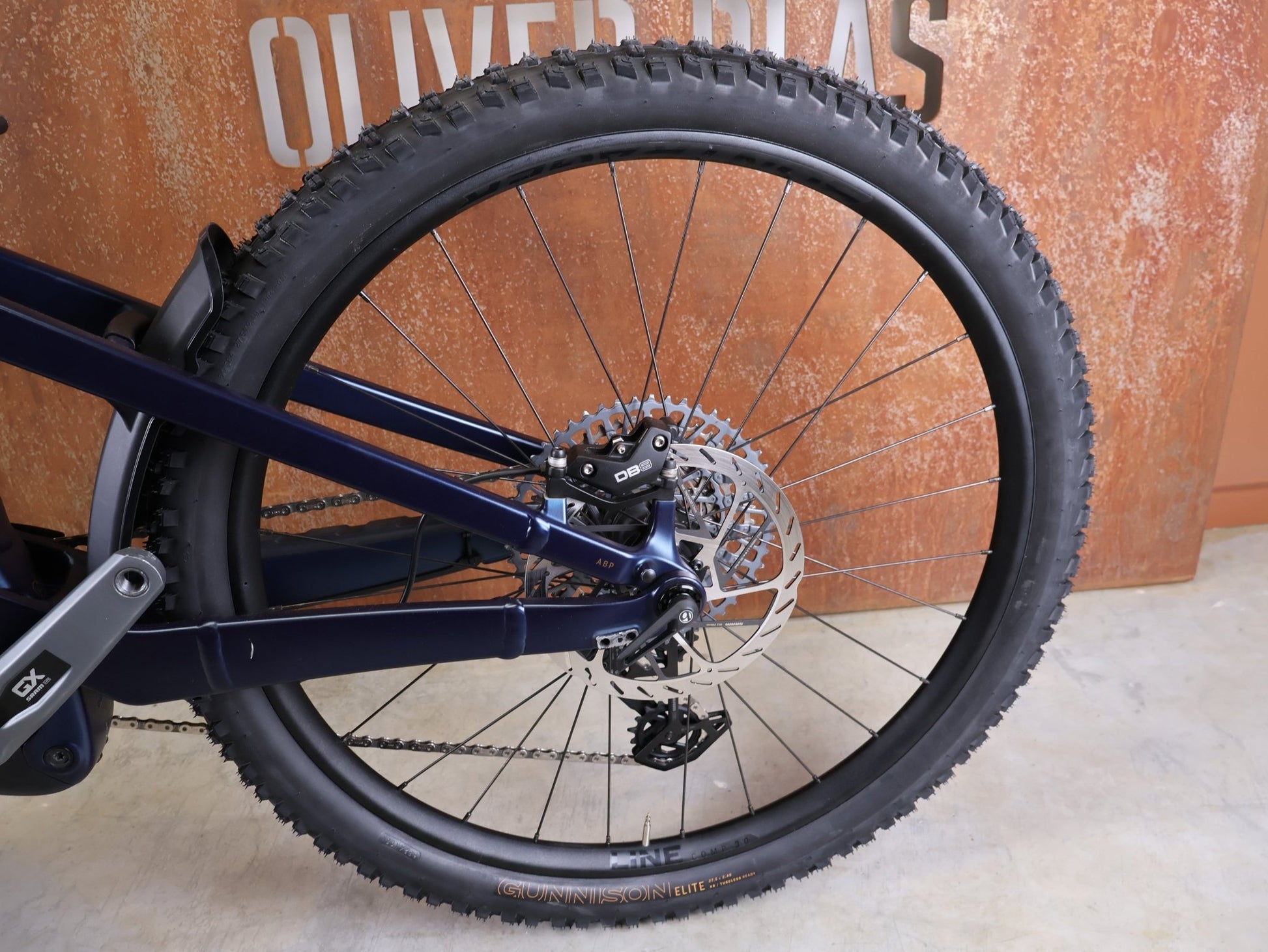 E - Mountainbike von Trek, TREK POWERFLY+ FS 8 GEN 4 / MATTE/GLOSS MULSANNE BLUE / S vor USEDBIKES - OB.DE Hintergrund