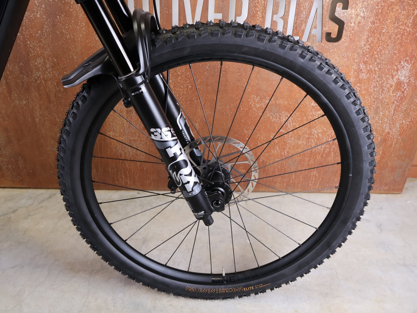 E - Mountainbike von Trek, TREK POWERFLY+ FS 8 GEN 4 / MATTE/GLOSS MULSANNE BLUE / S vor USEDBIKES - OB.DE Hintergrund