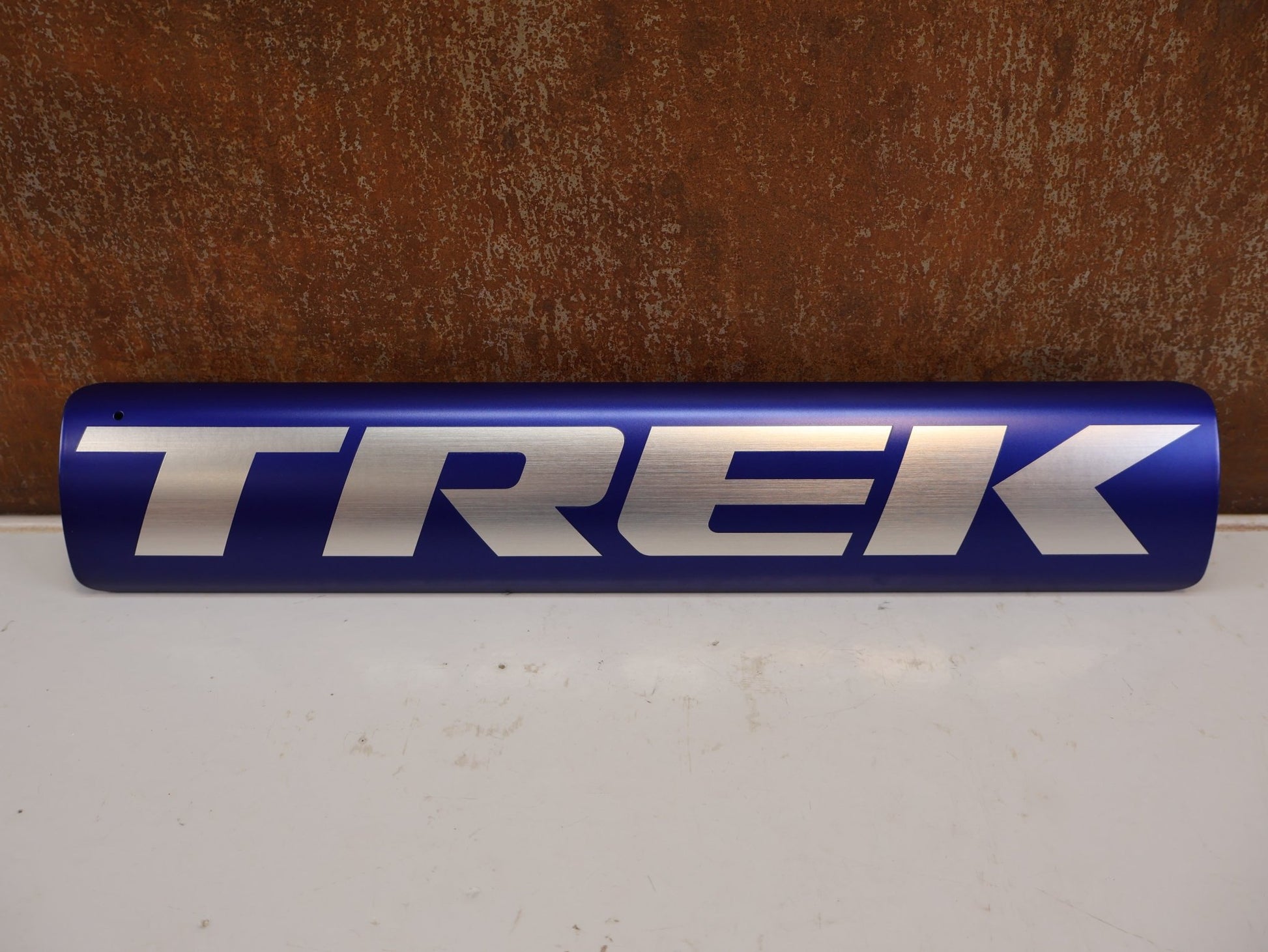 E-Bike Zubehör von Trek, TREK POWERFLY HT/FS AKKU-COVER 625WH / BOSCH SMART SYSTEM BATTERY SHIELD vor USEDBIKES-OB.DE Hintergrund