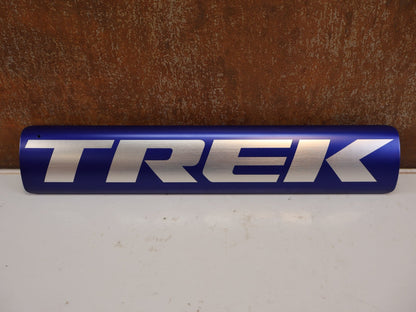E-Bike Zubehör von Trek, TREK POWERFLY HT/FS AKKU-COVER 625WH / BOSCH SMART SYSTEM BATTERY SHIELD vor USEDBIKES-OB.DE Hintergrund