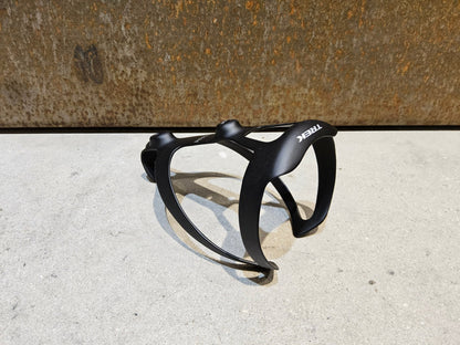Trinkflaschen und Halter von Trek, TREK PRO CARBON FLASCHENHALTER / BLACK MATT vor USEDBIKES - OB.DE Hintergrund