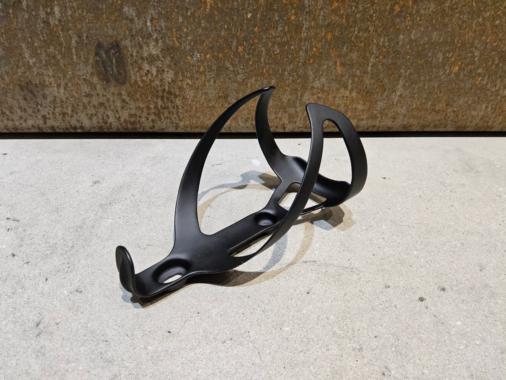 Trinkflaschen und Halter von Trek, TREK PRO CARBON FLASCHENHALTER / BLACK MATT vor USEDBIKES - OB.DE Hintergrund