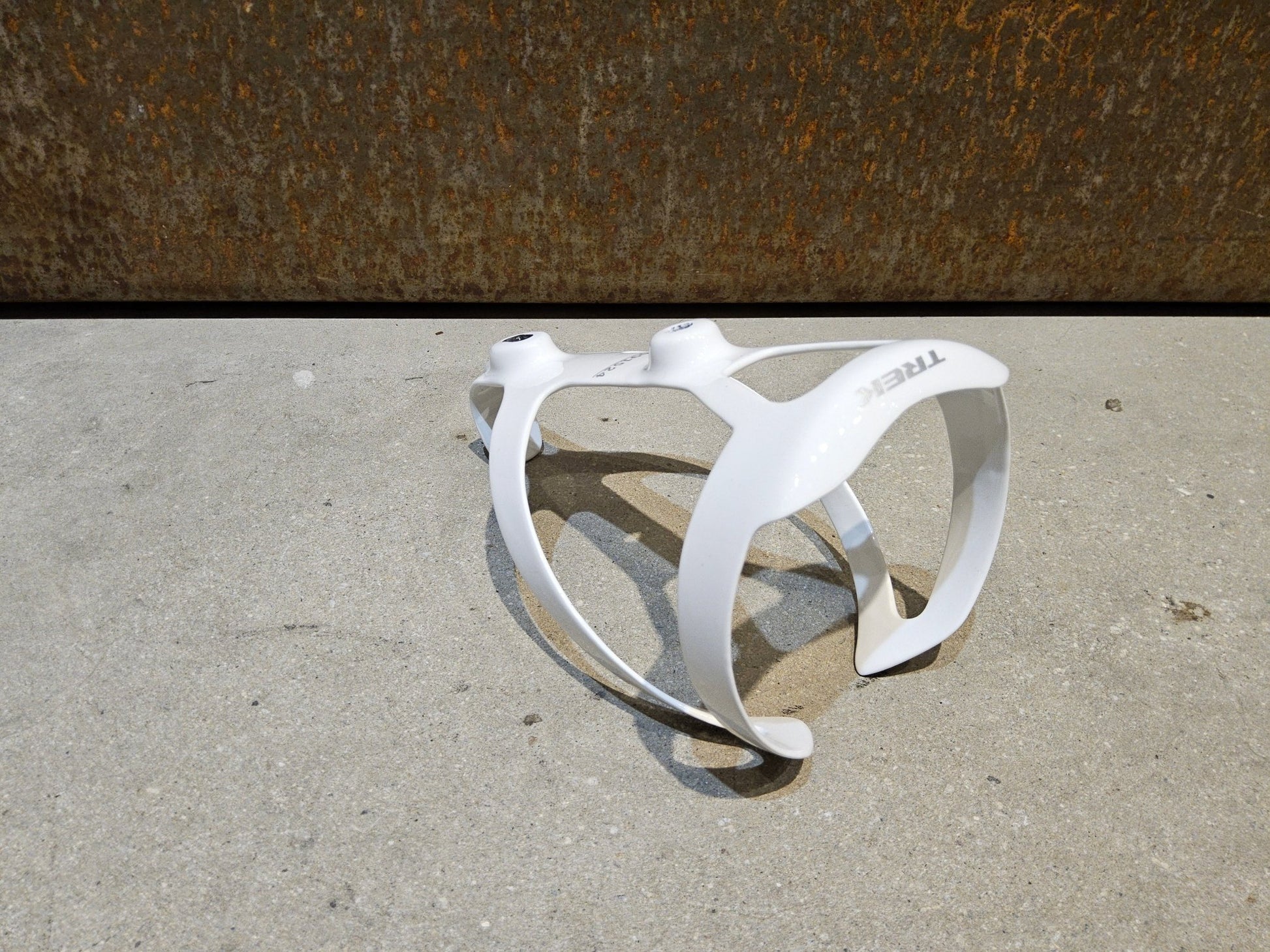 Trinkflaschen und Halter von Trek, TREK PRO CARBON FLASCHENHALTER / WHITE vor USEDBIKES - OB.DE Hintergrund