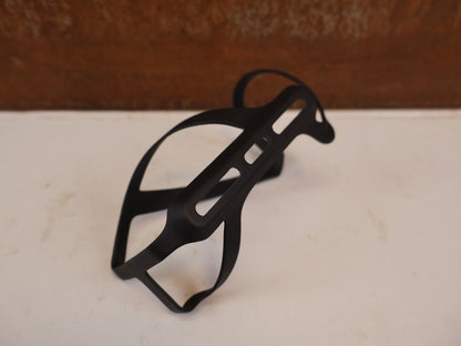 Trinkflaschen und Halter von Trek, TREK PRO LEFT SIDE LOAD CARBON FLASCHENHALTER MATT / 5345312 vor USEDBIKES-OB.DE Hintergrund