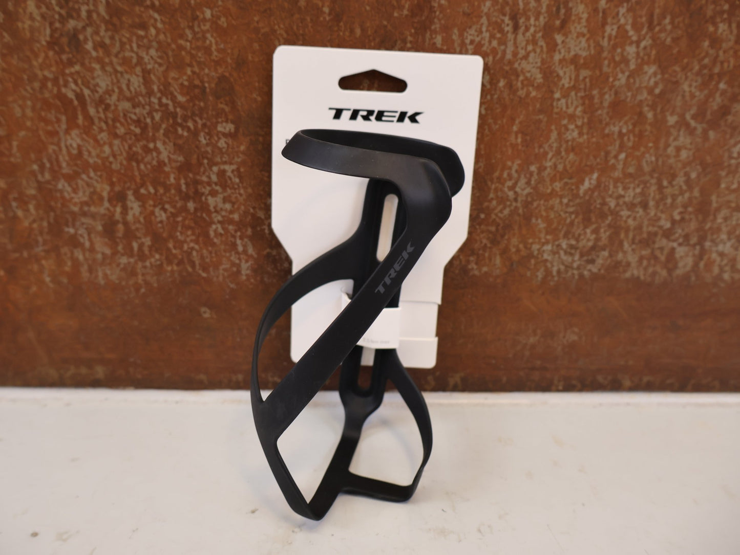 Trinkflaschen und Halter von Trek, TREK PRO RIGHT SIDE LOAD CARBON FLASCHENHALTER MATT vor USEDBIKES-OB.DE Hintergrund