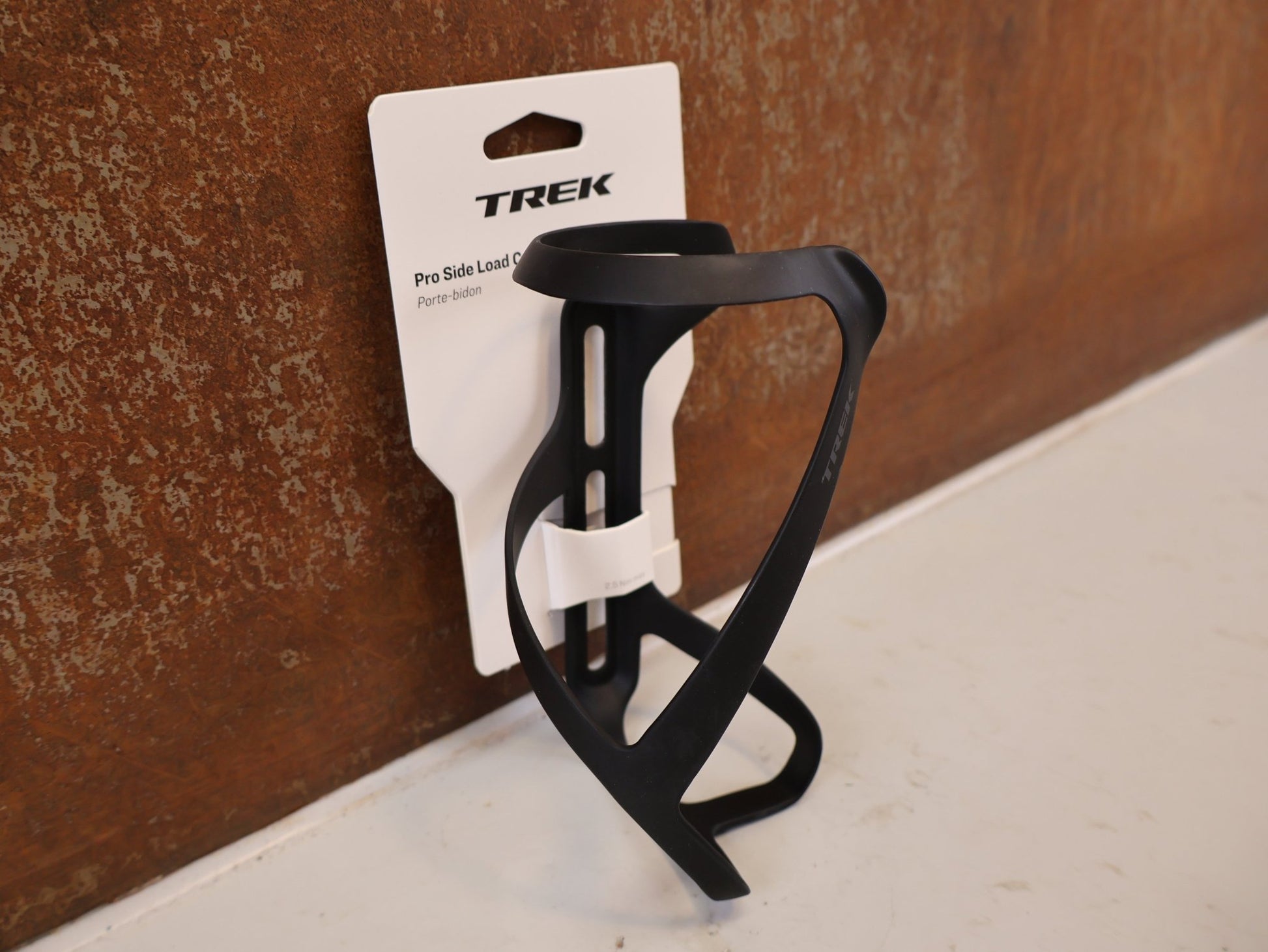 Trinkflaschen und Halter von Trek, TREK PRO RIGHT SIDE LOAD CARBON FLASCHENHALTER MATT vor USEDBIKES-OB.DE Hintergrund