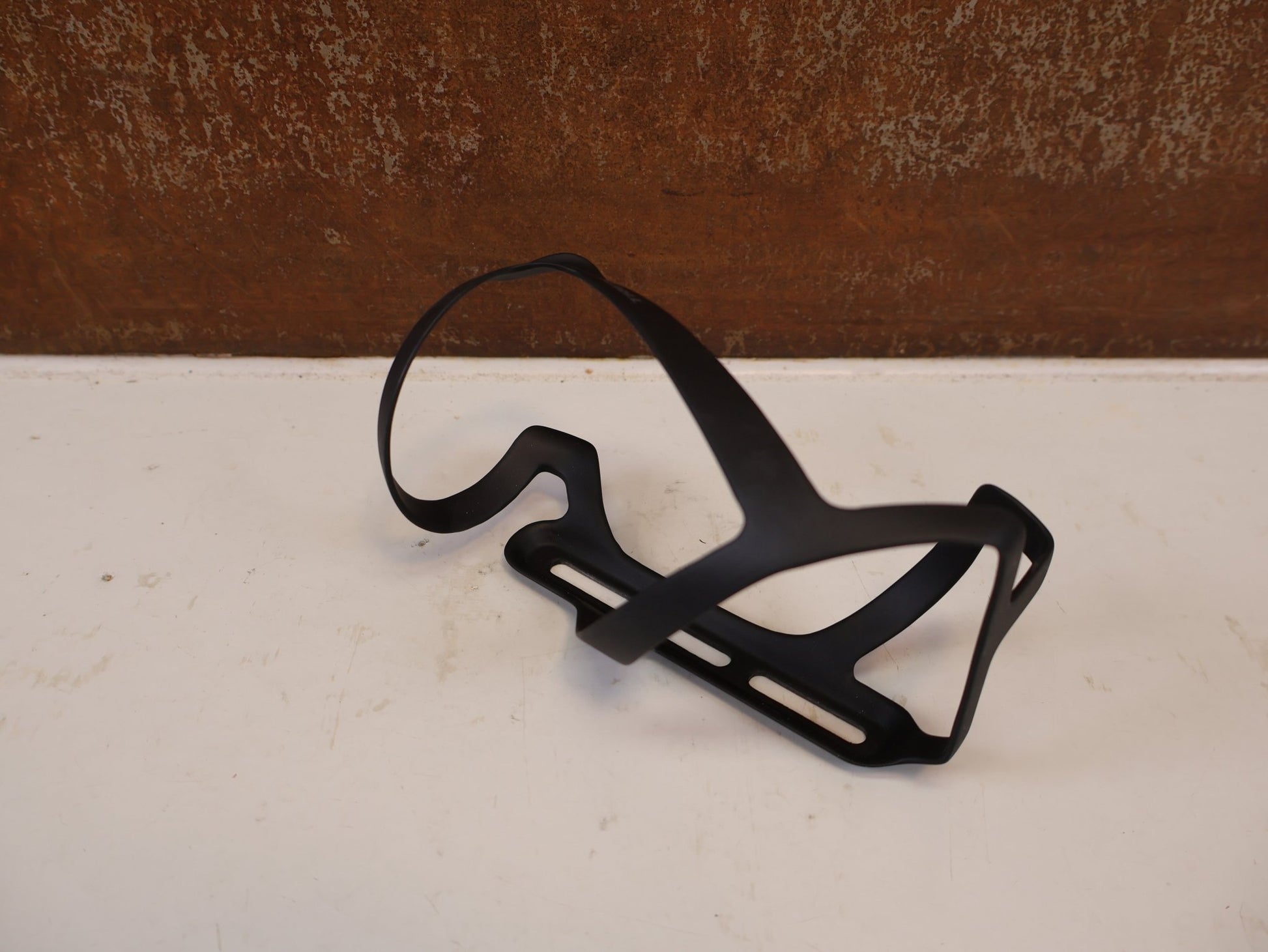 Trinkflaschen und Halter von Trek, TREK PRO RIGHT SIDE LOAD CARBON FLASCHENHALTER MATT vor USEDBIKES-OB.DE Hintergrund
